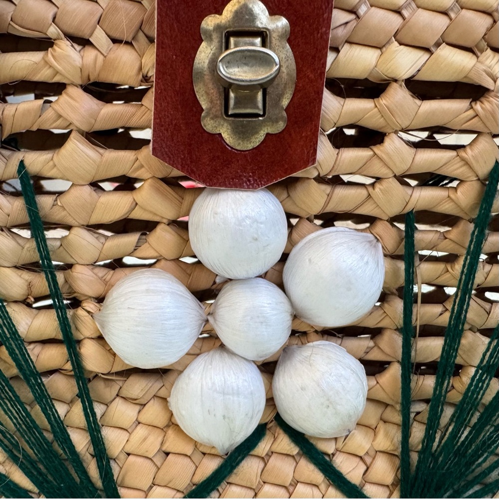 Glamlindo Artesania Handmade Woven Palm Leaf Bag with Snap Closure. - Picture 5 of 16